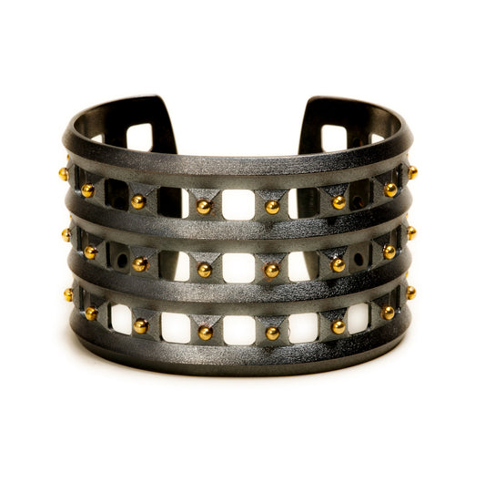 Pyramid Wide 18K Gold Dot Cuff